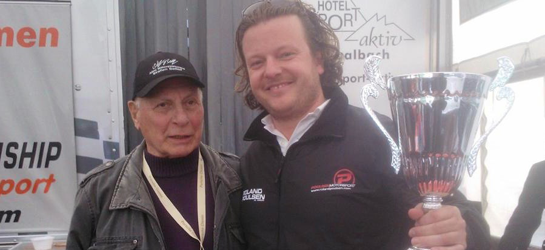 Roland Poulsen med sin vinder pokal